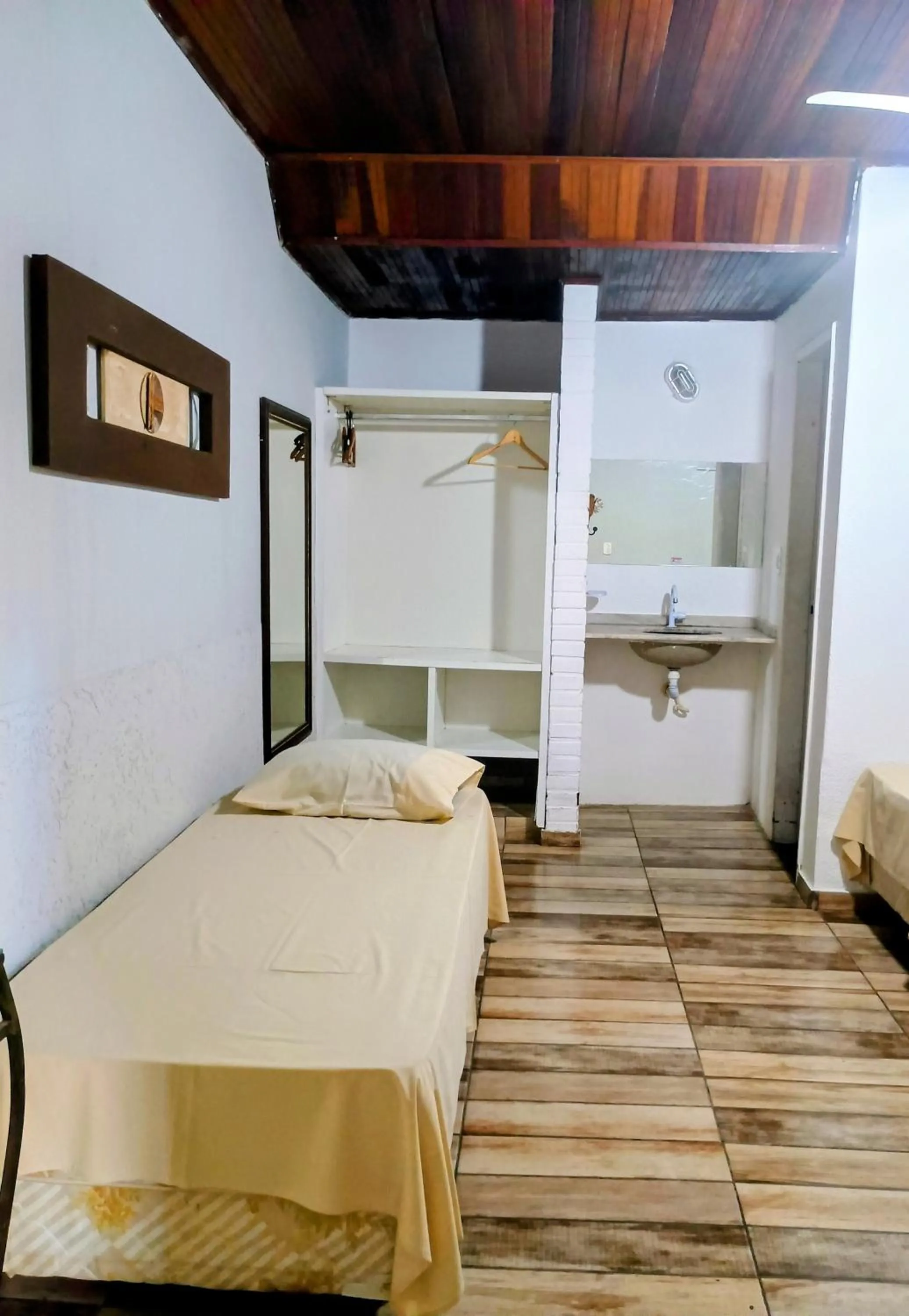 Photo of the whole room in OYO Pousada Recanto Shangrilá, Cabo Frio