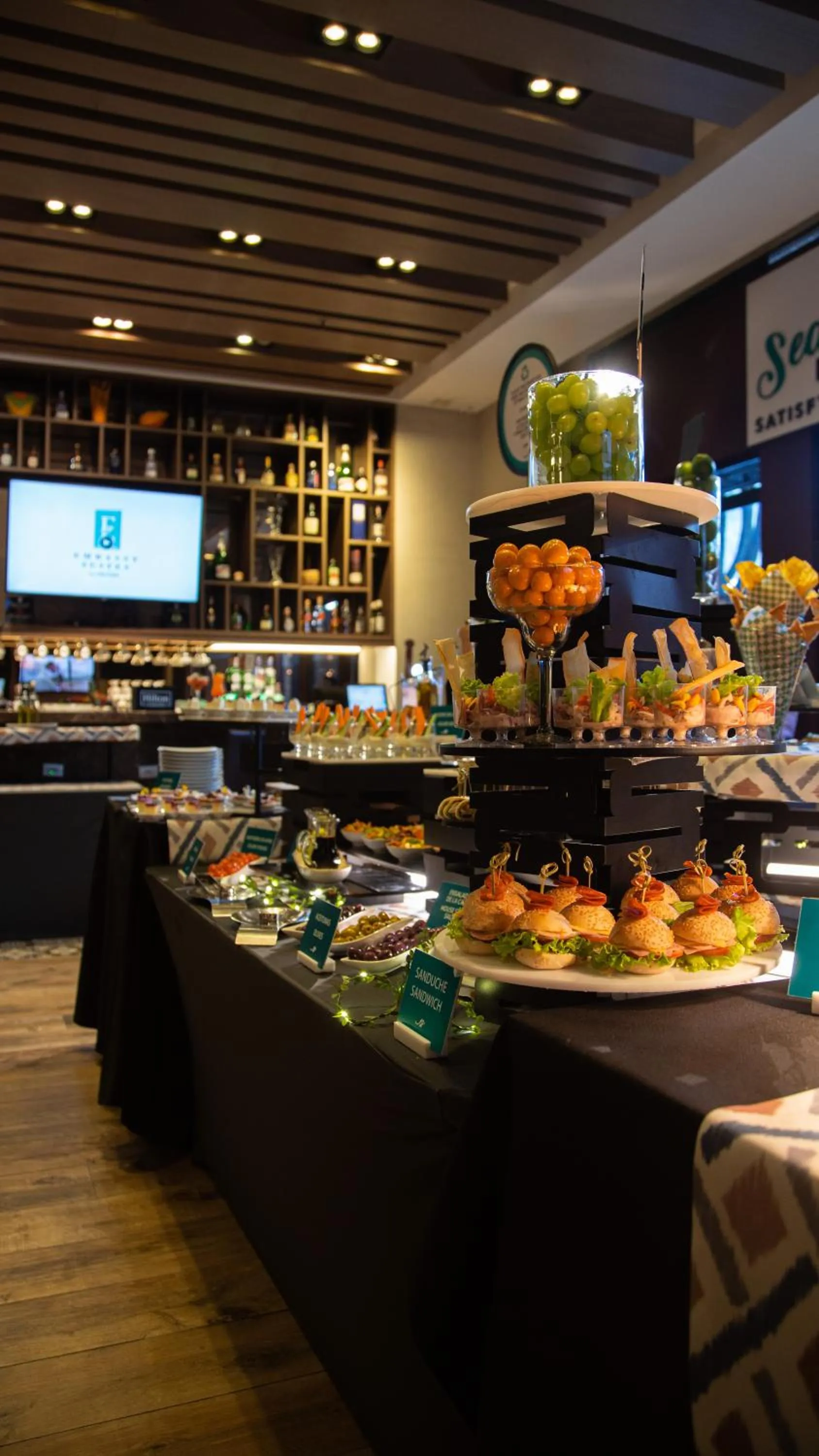 Dining area in Embassy Suites by Hilton Bogotá - Rosales