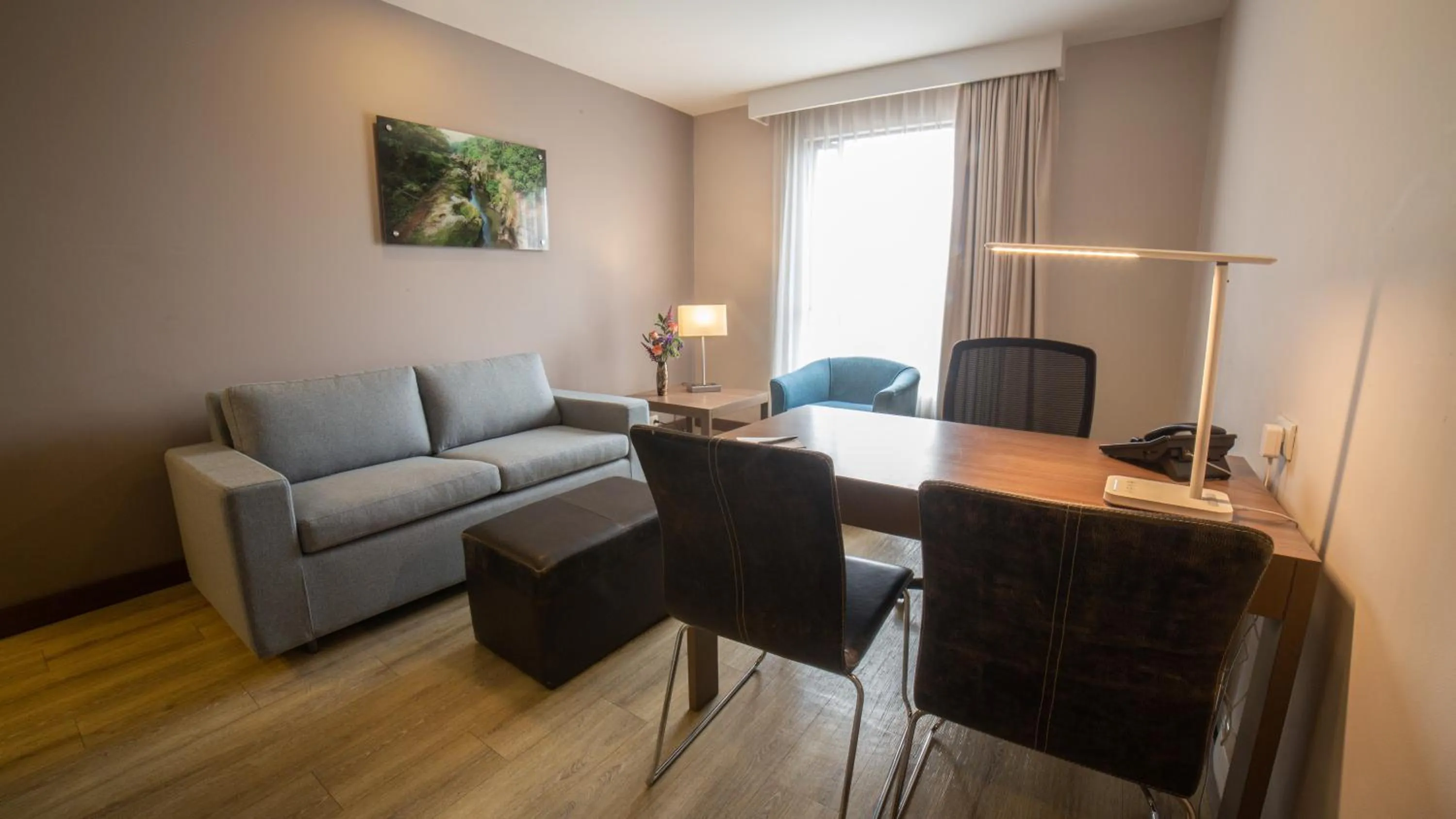 Living room in Embassy Suites by Hilton Bogotá - Rosales