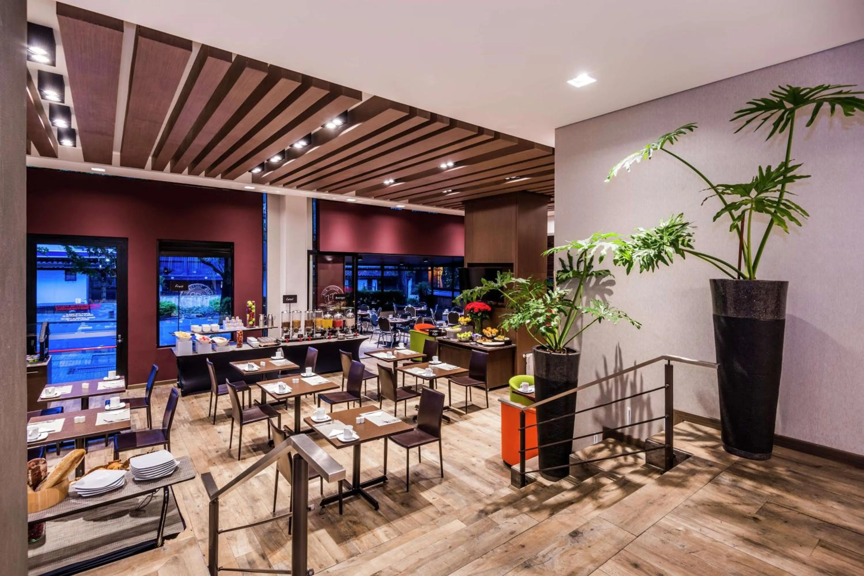 Restaurant/places to eat in Embassy Suites by Hilton Bogotá - Rosales
