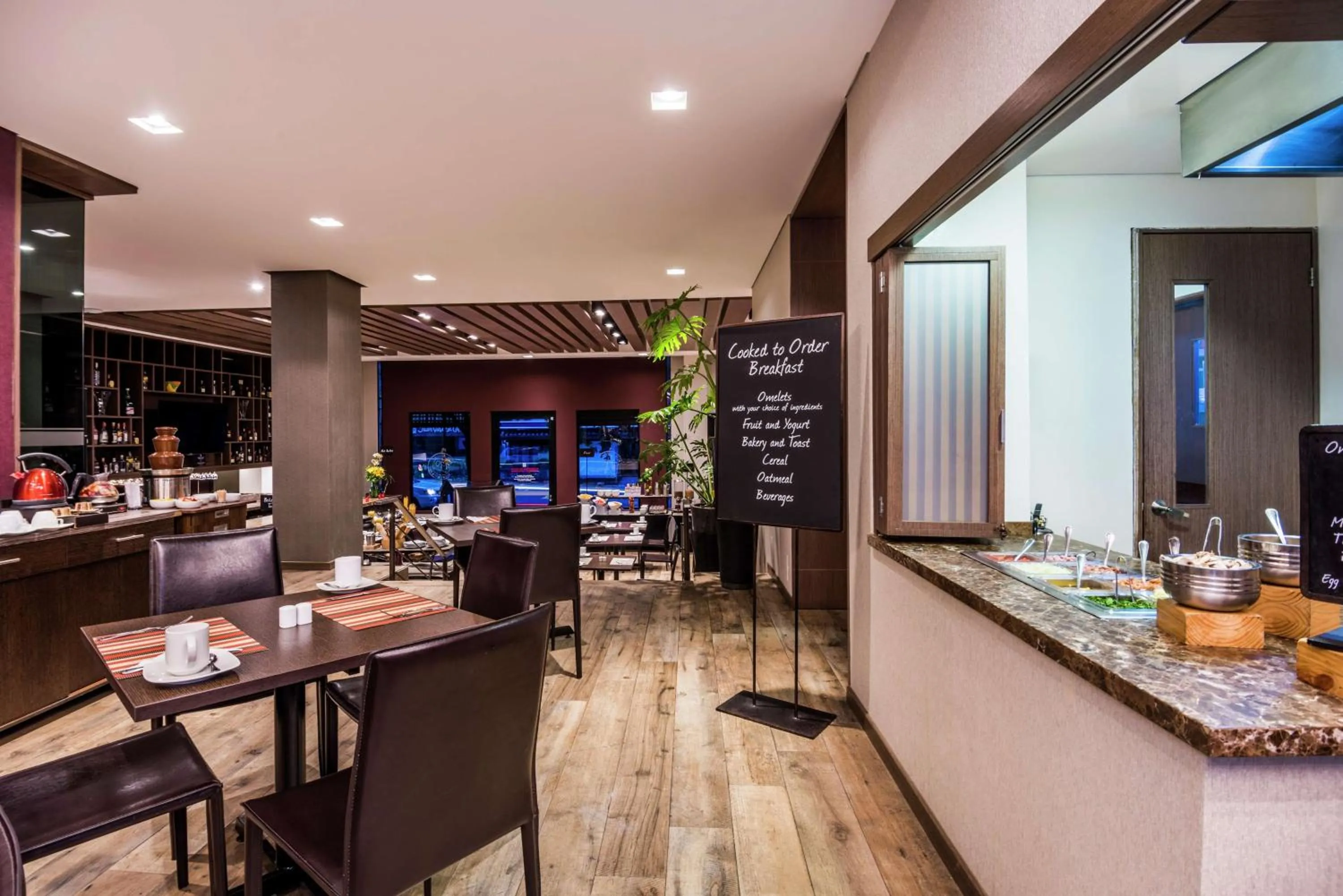 Restaurant/places to eat in Embassy Suites by Hilton Bogotá - Rosales