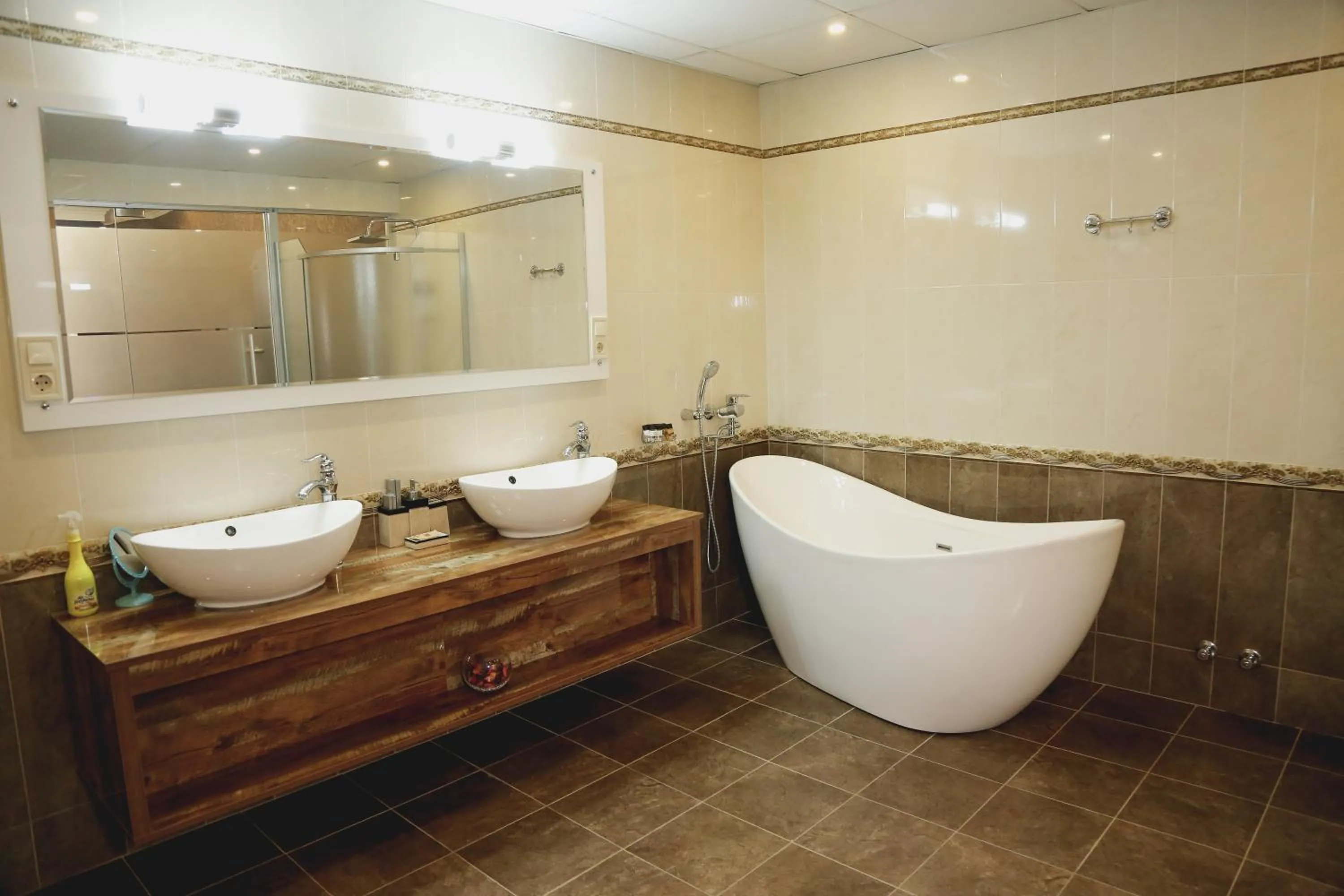 Bathroom in Hotel King David The Builder