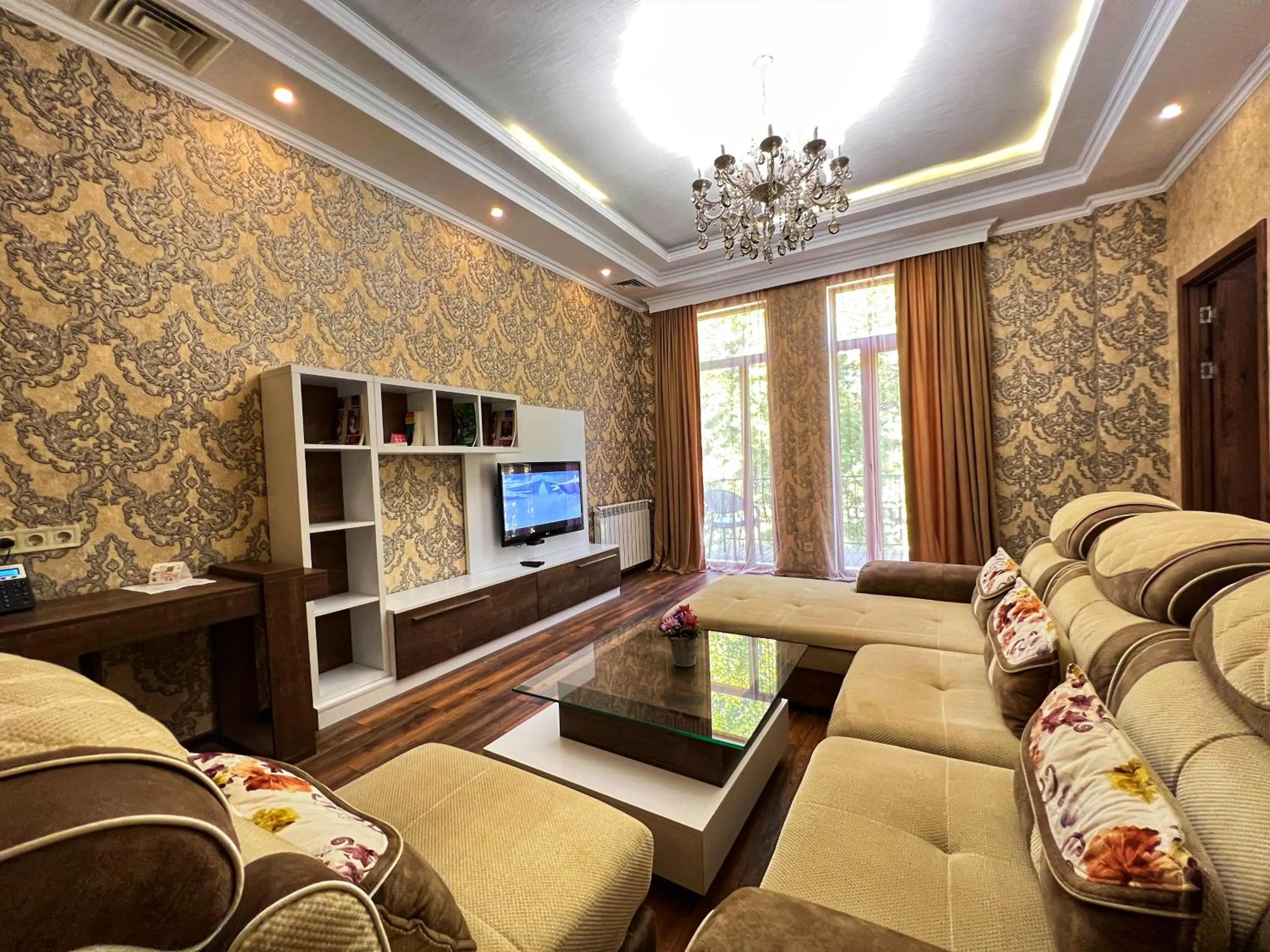 Communal lounge/ TV room in Hotel King David The Builder