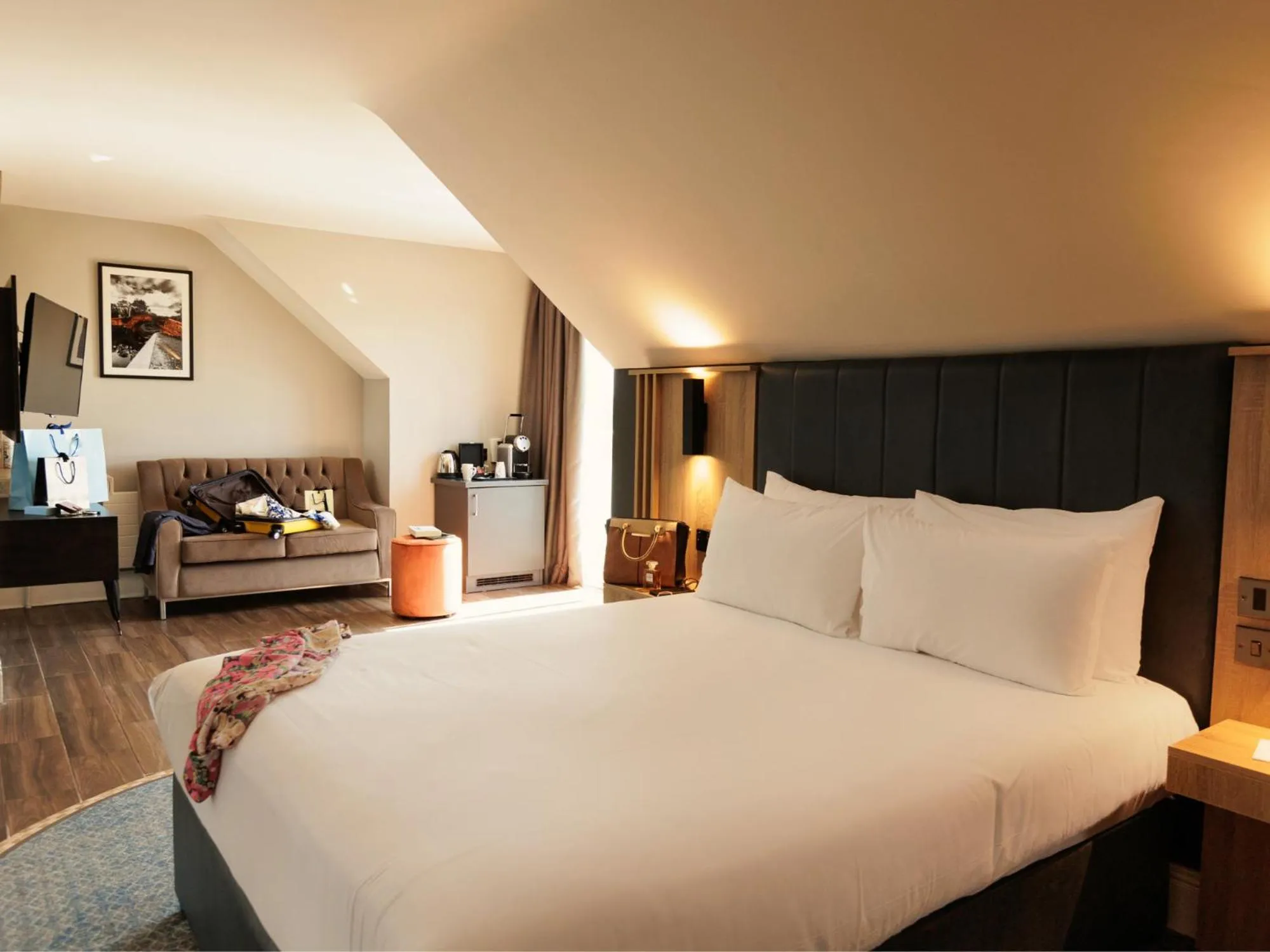 Bedroom, Bed in Springfield Hotel