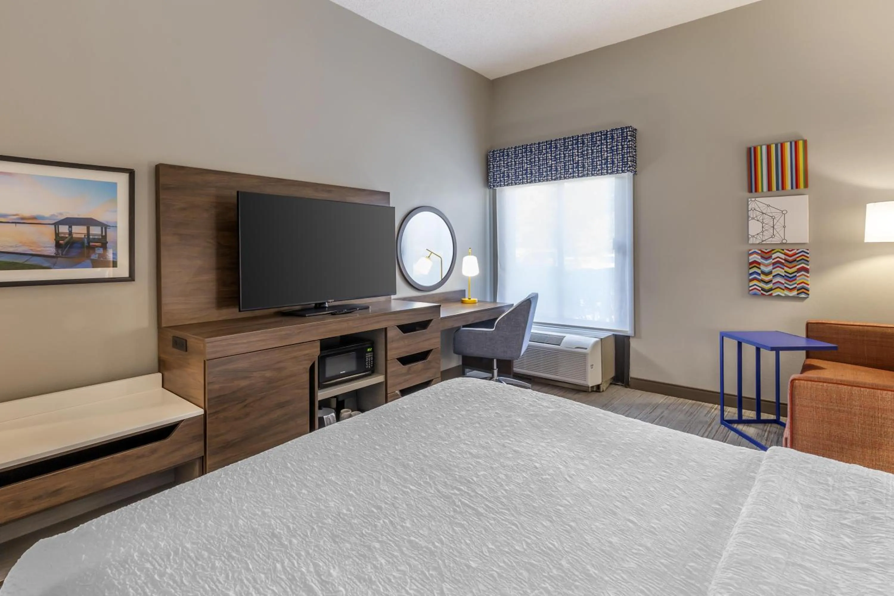 Living room, Bed in Hampton Inn New Bern