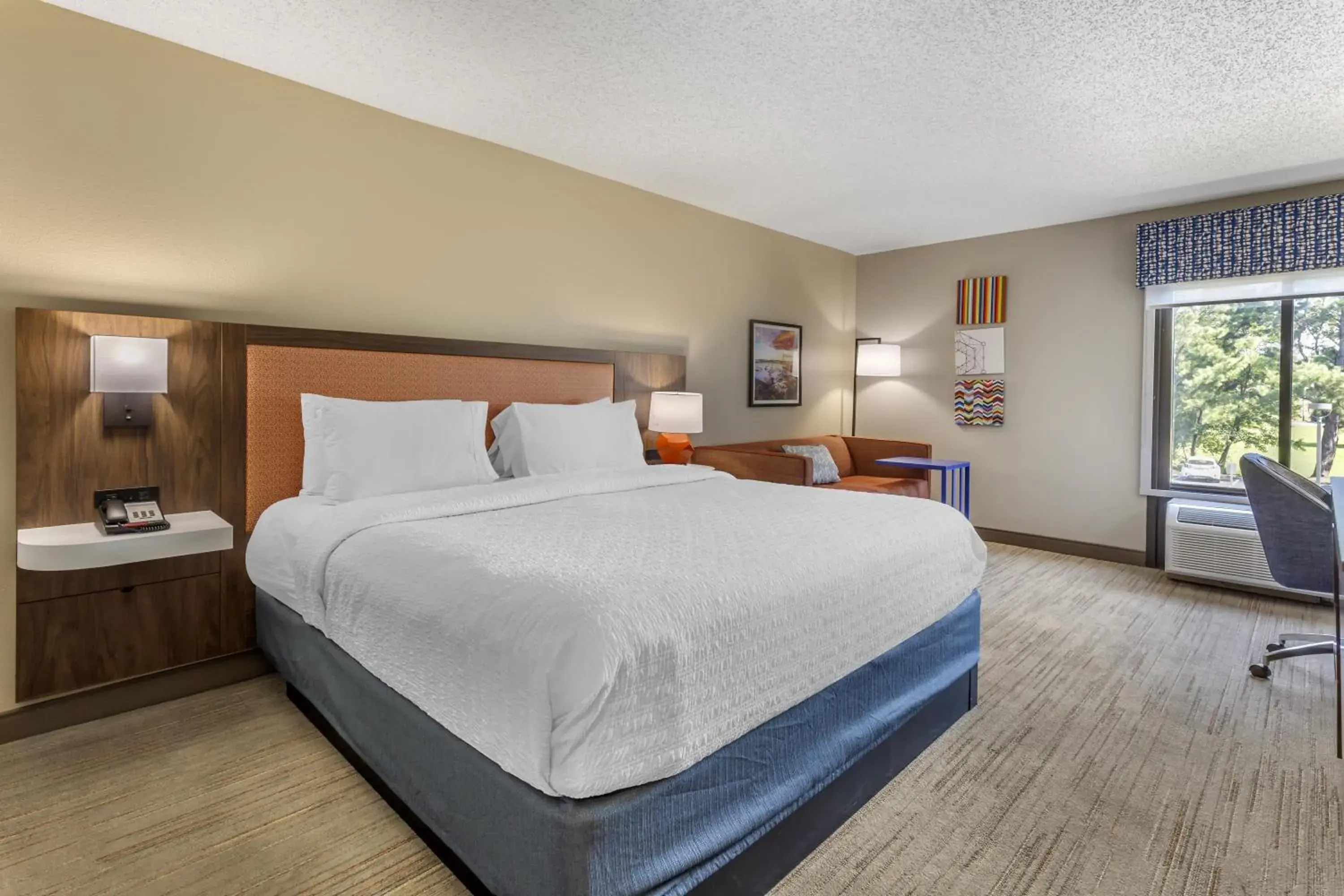 Living room, Bed in Hampton Inn New Bern Living room, Bed in Hampton Inn New Bern