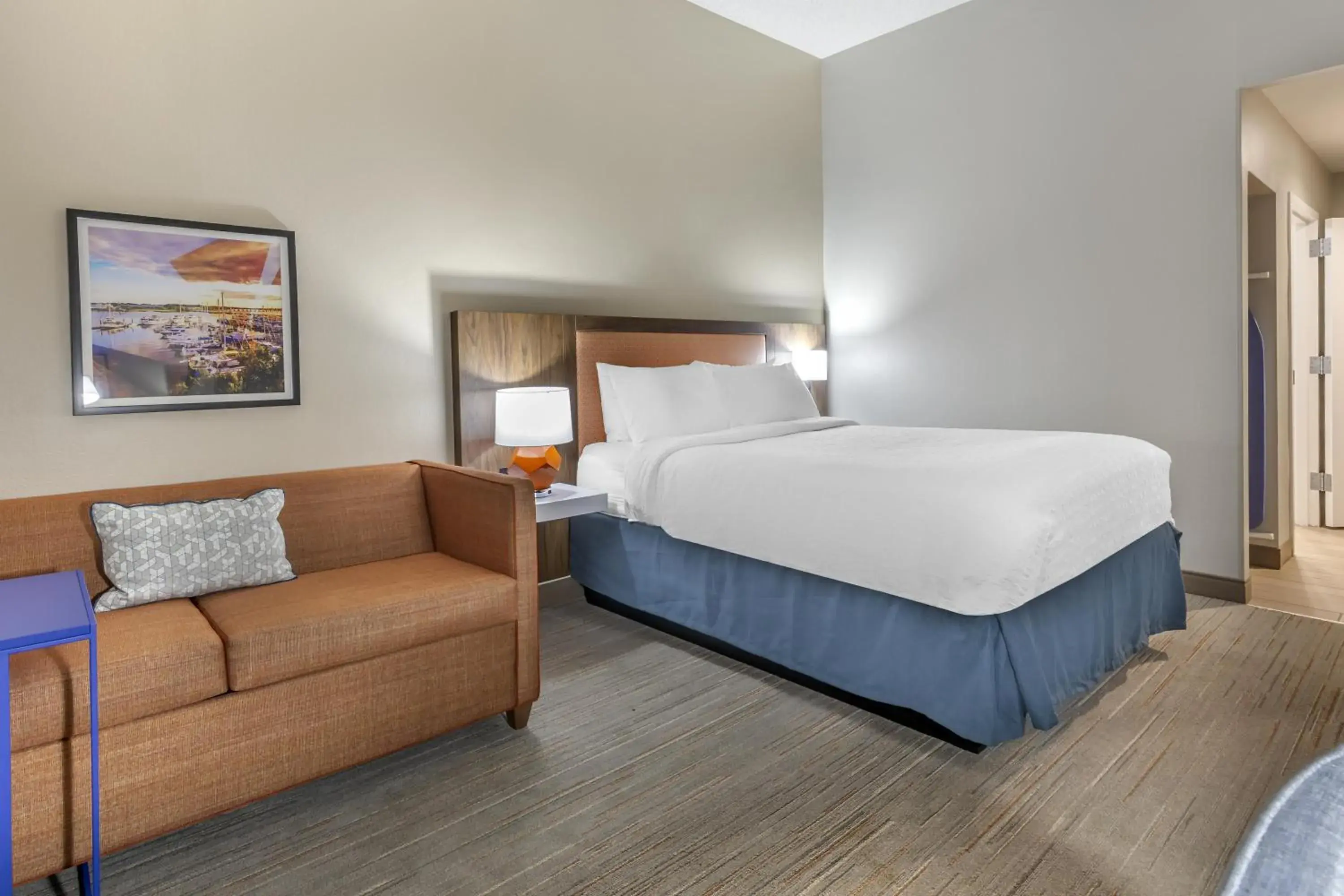 Living room, Bed in Hampton Inn New Bern Living room, Bed in Hampton Inn New Bern