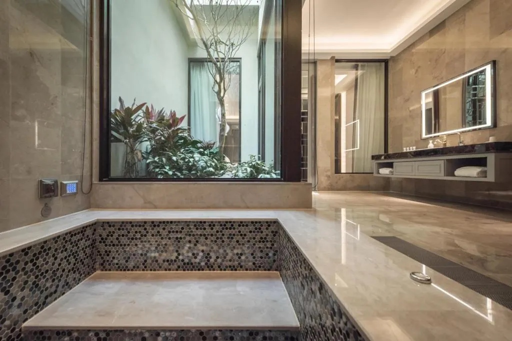 Bathroom in Green Palm Motel