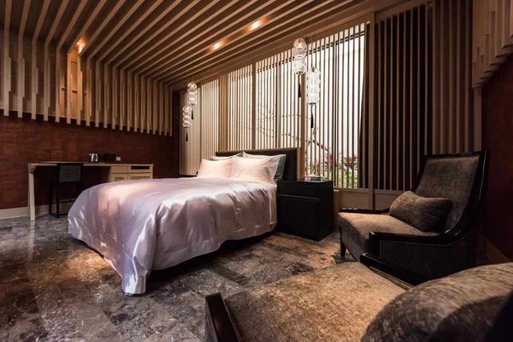 Bed in Green Palm Motel