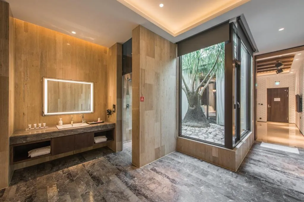 Bathroom in Green Palm Motel