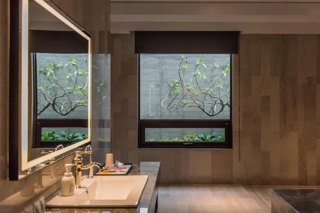 Bathroom in Green Palm Motel