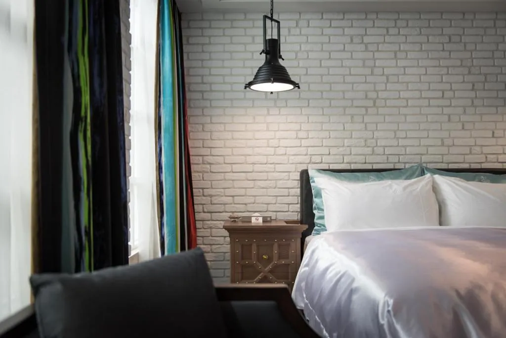 Bed in Green Palm Motel