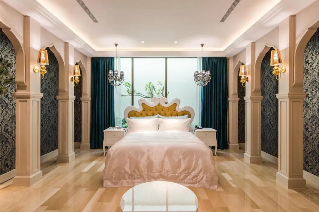 Bed in Green Palm Motel