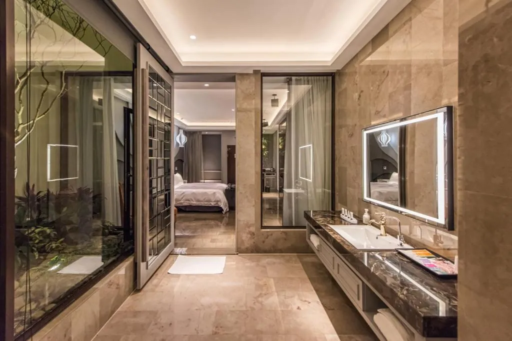 Bathroom, Bed in Green Palm Motel