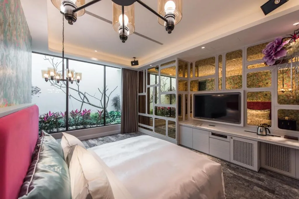 View (from property/room), Bed in Green Palm Motel