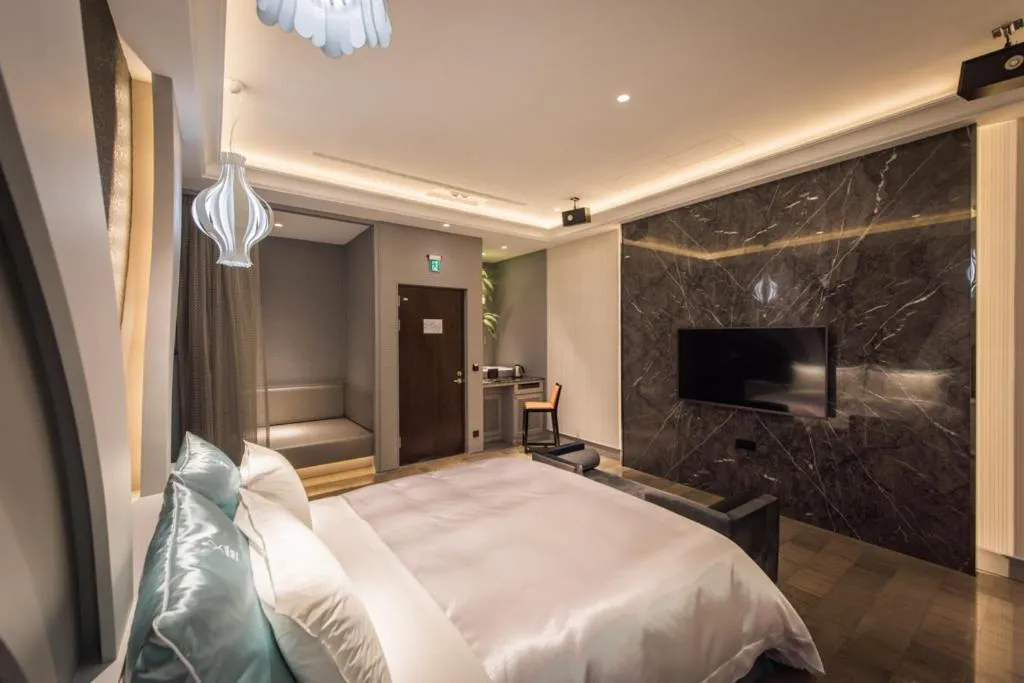 Bed in Green Palm Motel