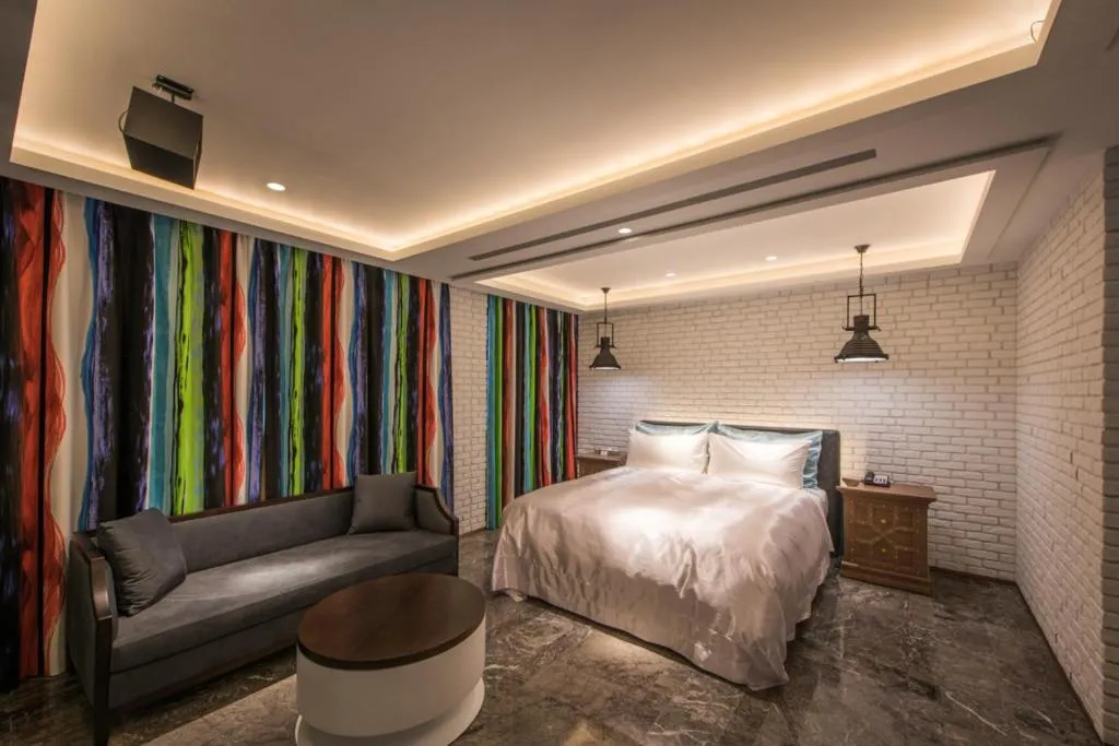 Photo of the whole room, Bed in Green Palm Motel