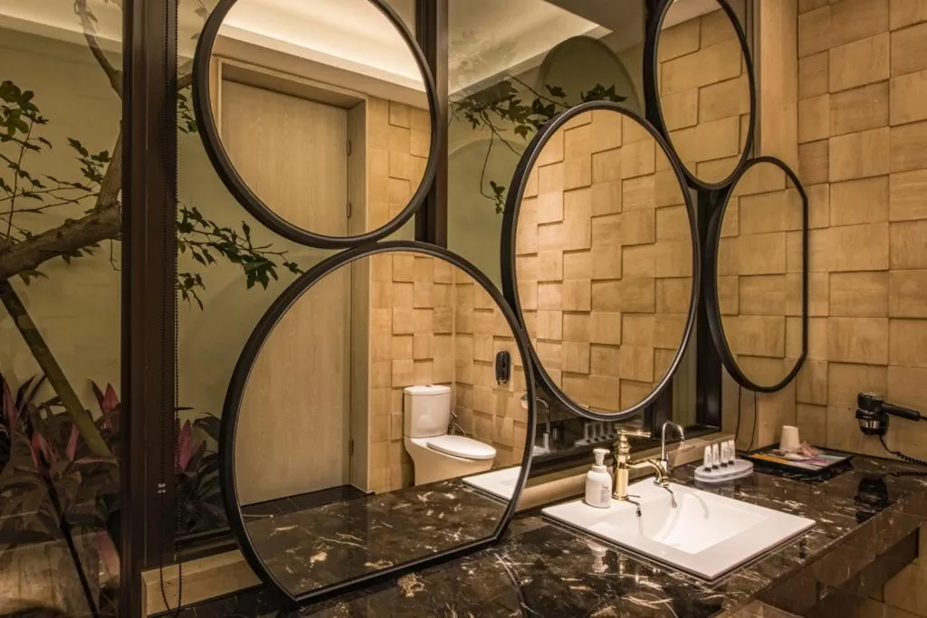 Bathroom in Green Palm Motel