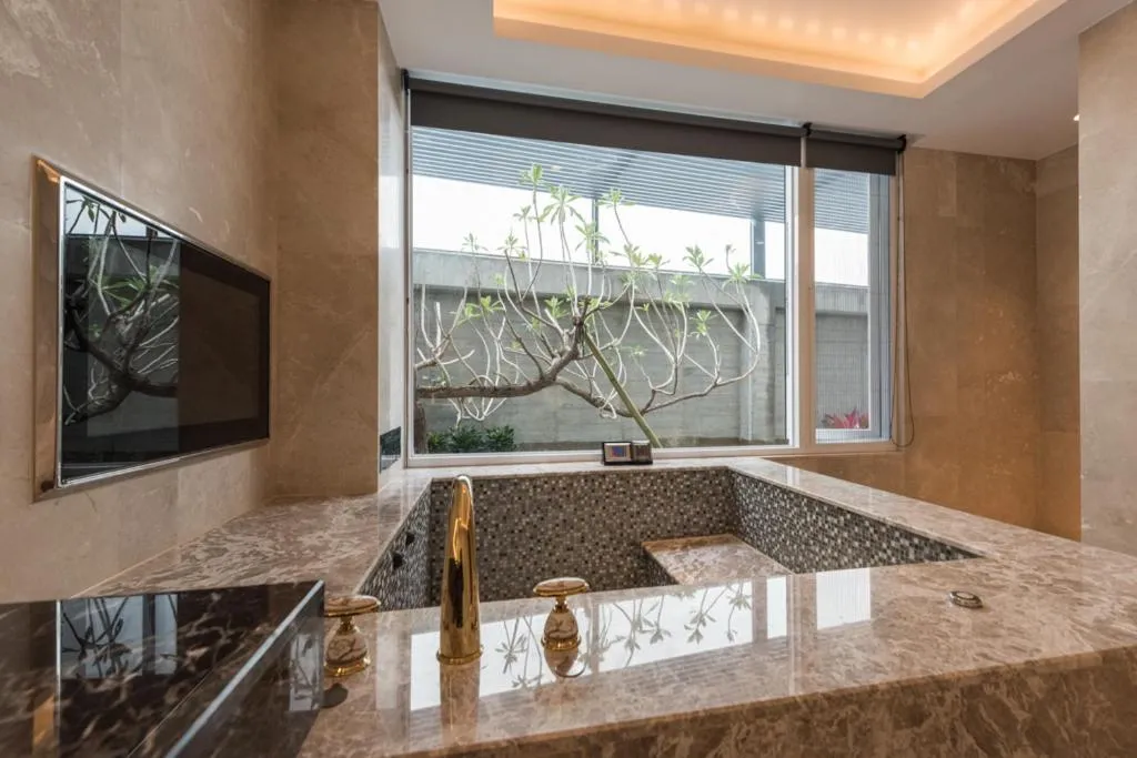 Bath in Green Palm Motel