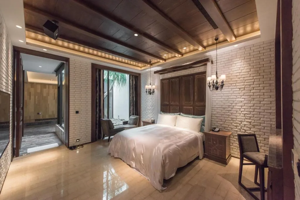 Bed in Green Palm Motel