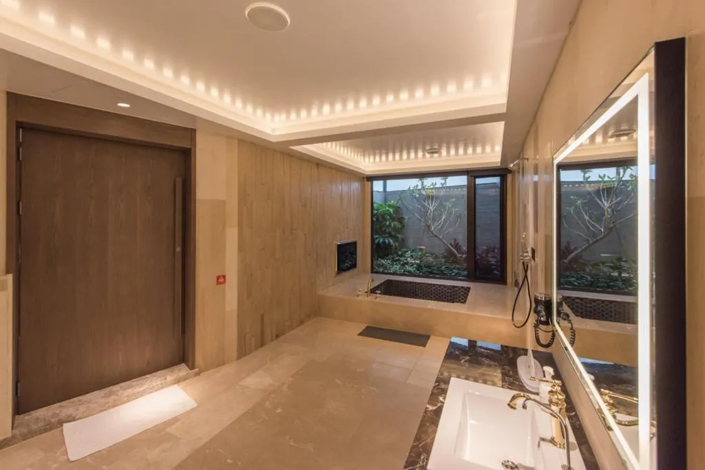 Bathroom in Green Palm Motel