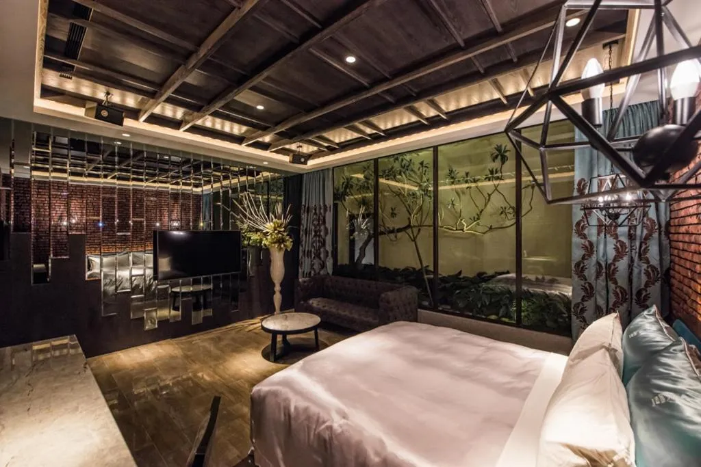 Bed in Green Palm Motel