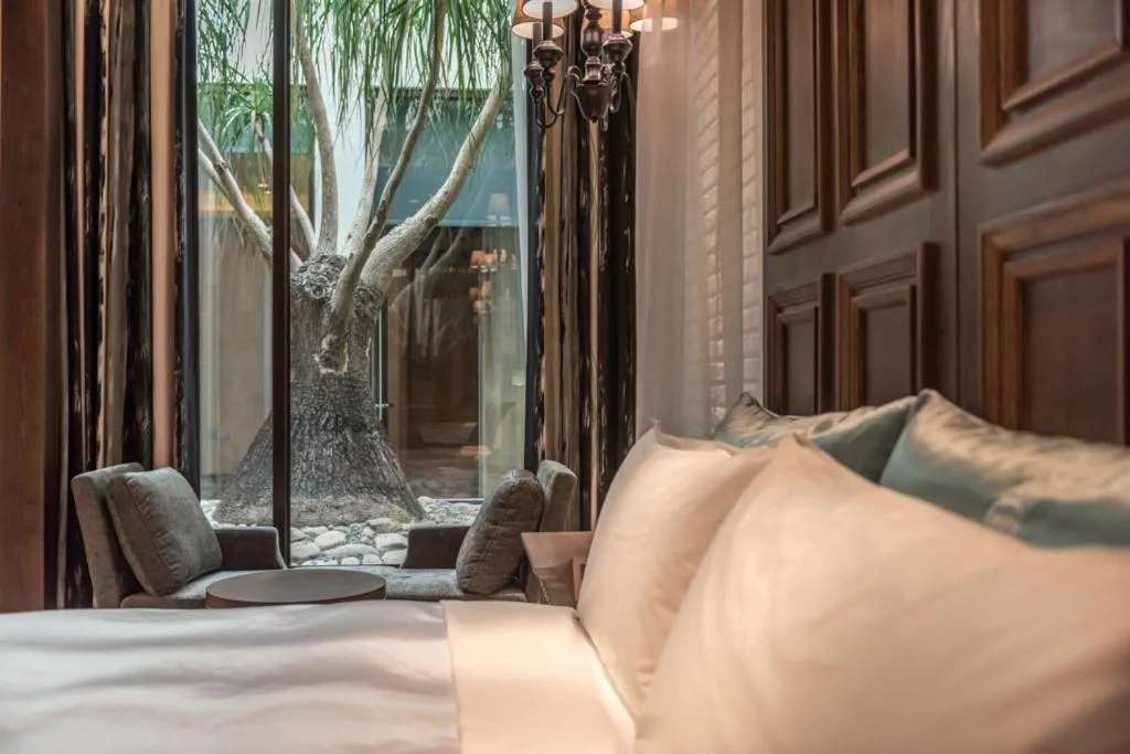 Bed in Green Palm Motel