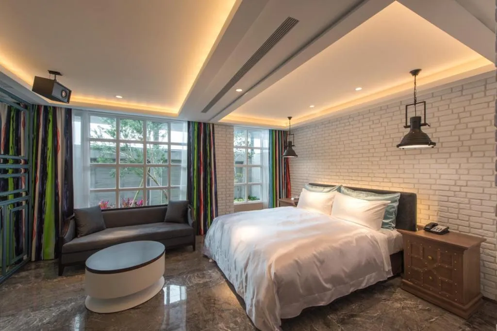 Bed in Green Palm Motel