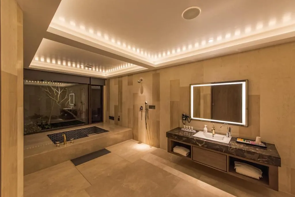 Bathroom in Green Palm Motel