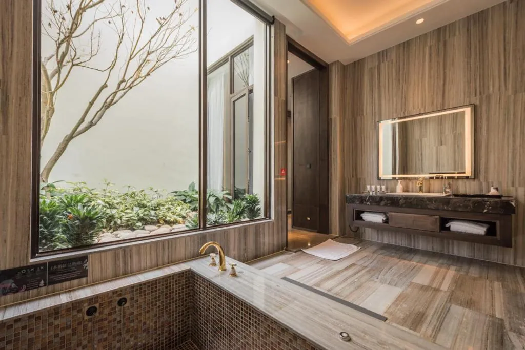 Bath in Green Palm Motel