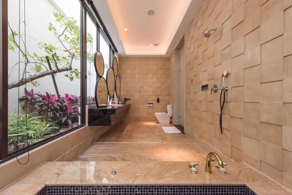 Bathroom in Green Palm Motel