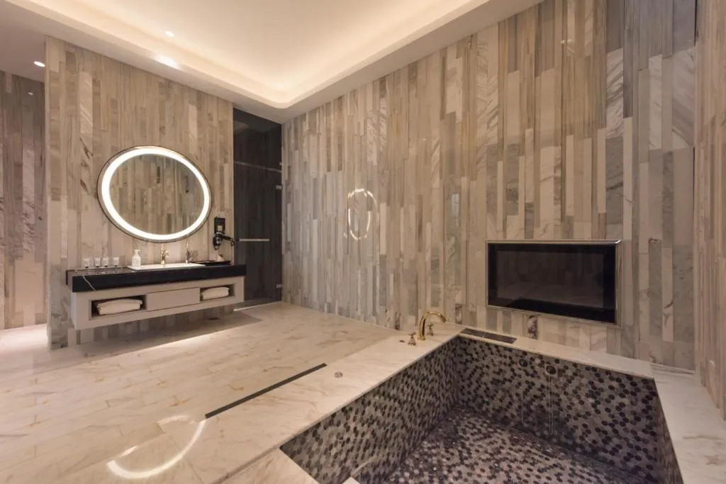 Bathroom in Green Palm Motel