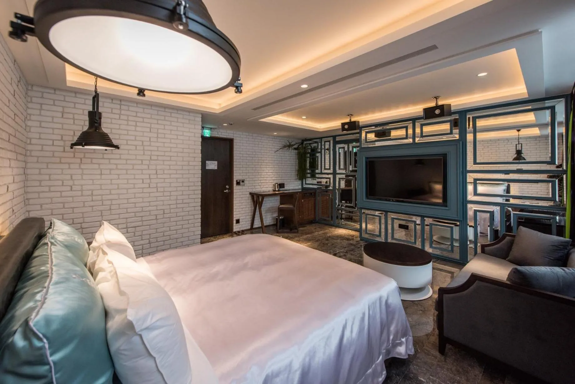 Photo of the whole room, Bed in Green Palm Motel