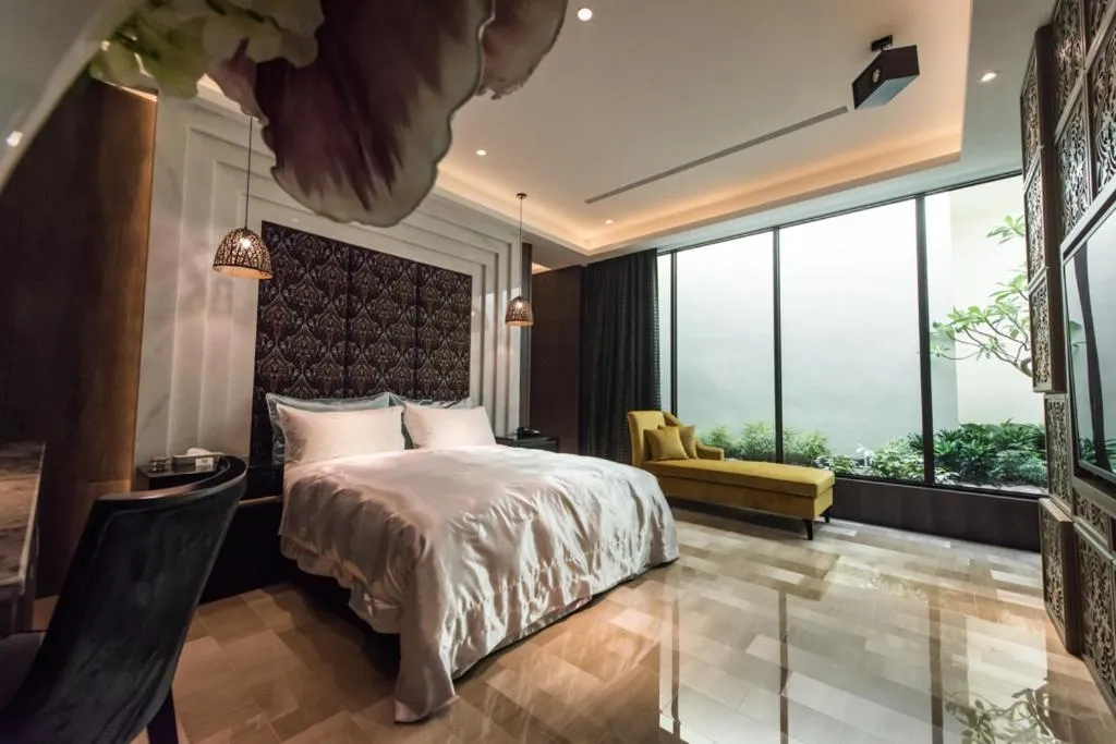 Bed in Green Palm Motel