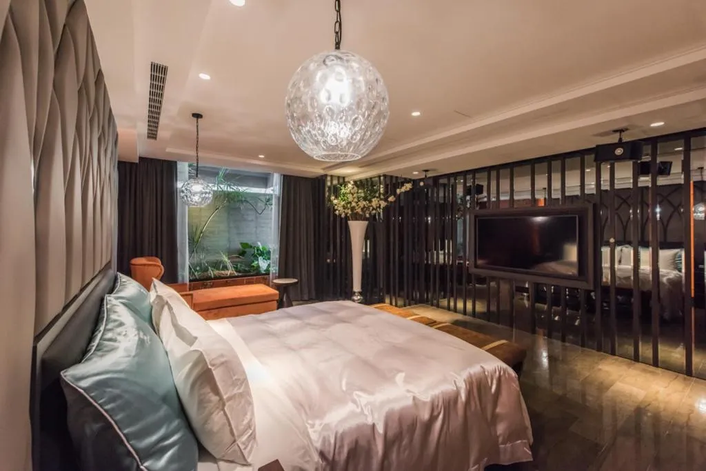 Bed in Green Palm Motel