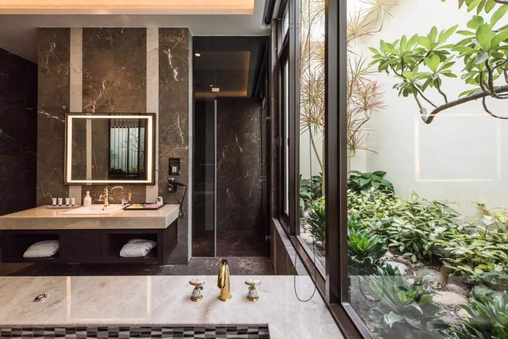 Bathroom in Green Palm Motel