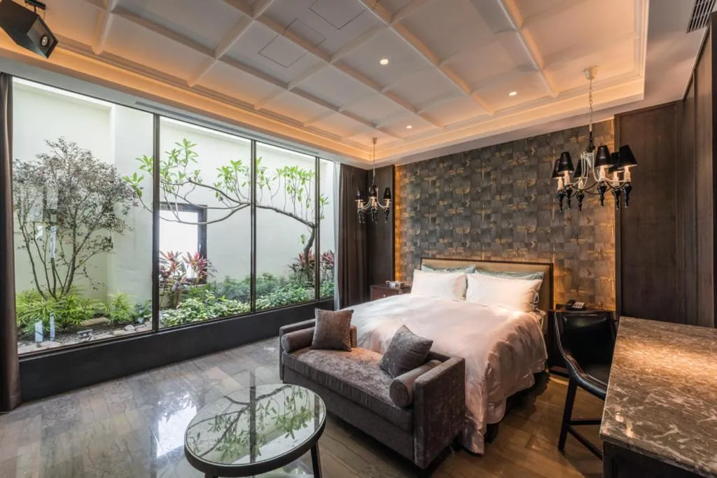 Bed in Green Palm Motel