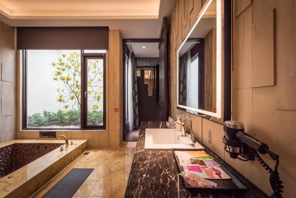 Bathroom in Green Palm Motel