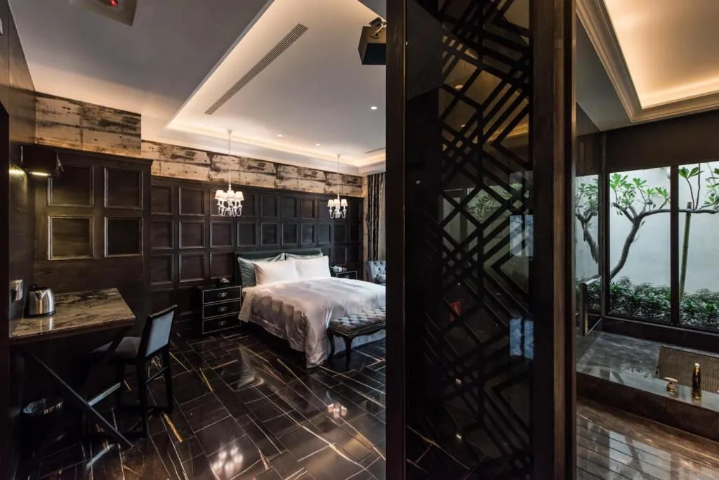 Photo of the whole room, Bed in Green Palm Motel