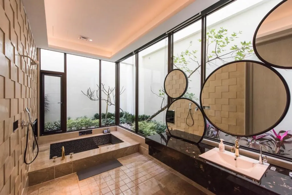 Bathroom in Green Palm Motel