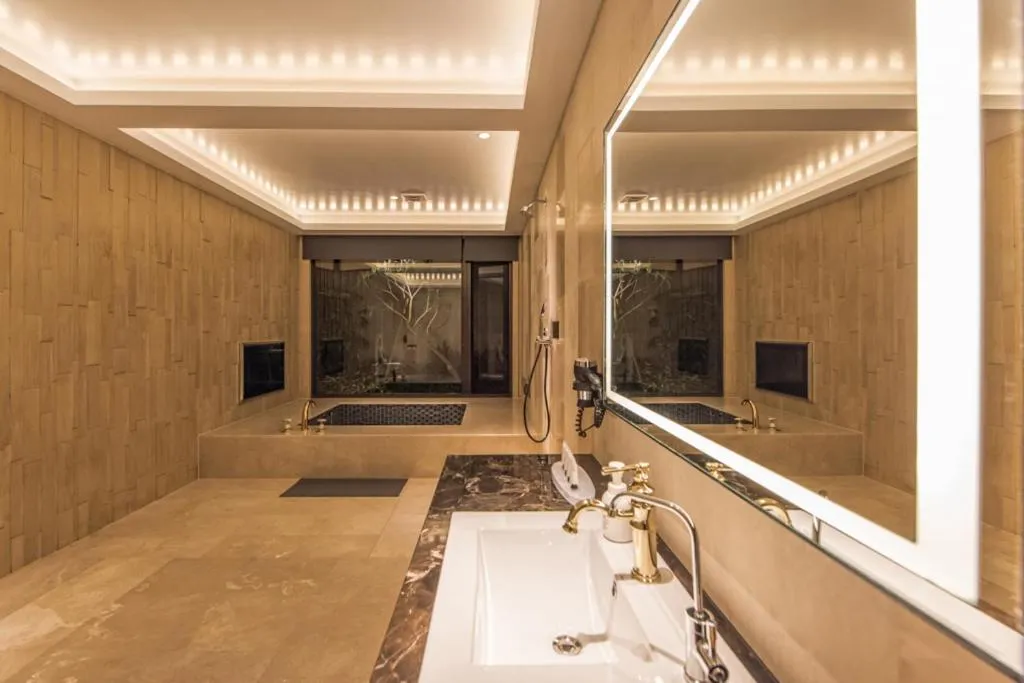 Bathroom in Green Palm Motel