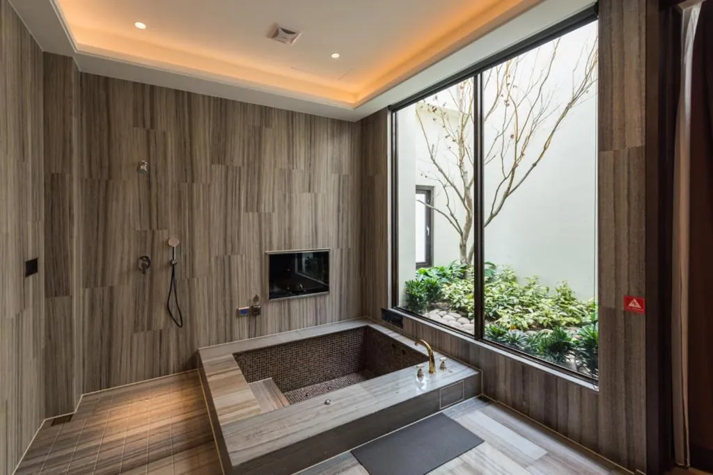 Bathroom in Green Palm Motel