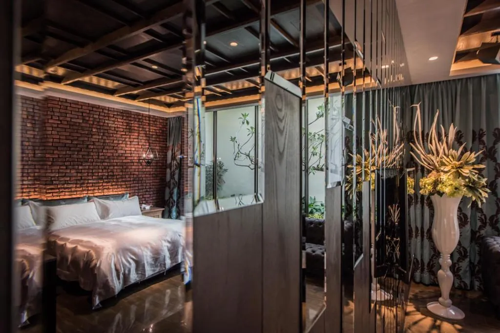 Photo of the whole room, Bed in Green Palm Motel