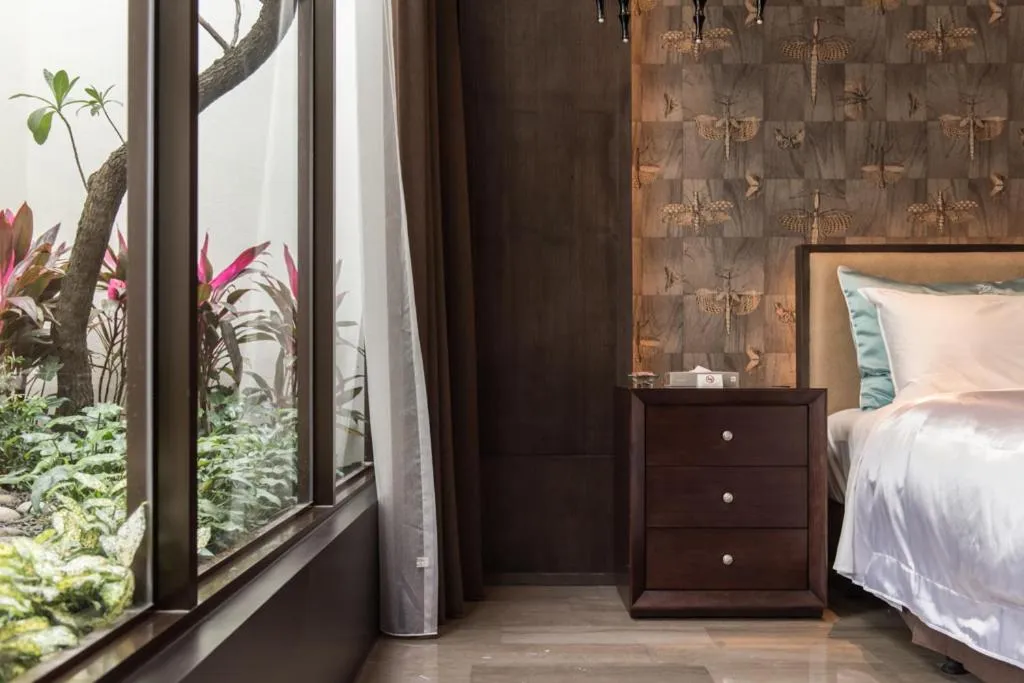 Garden view, Bed in Green Palm Motel