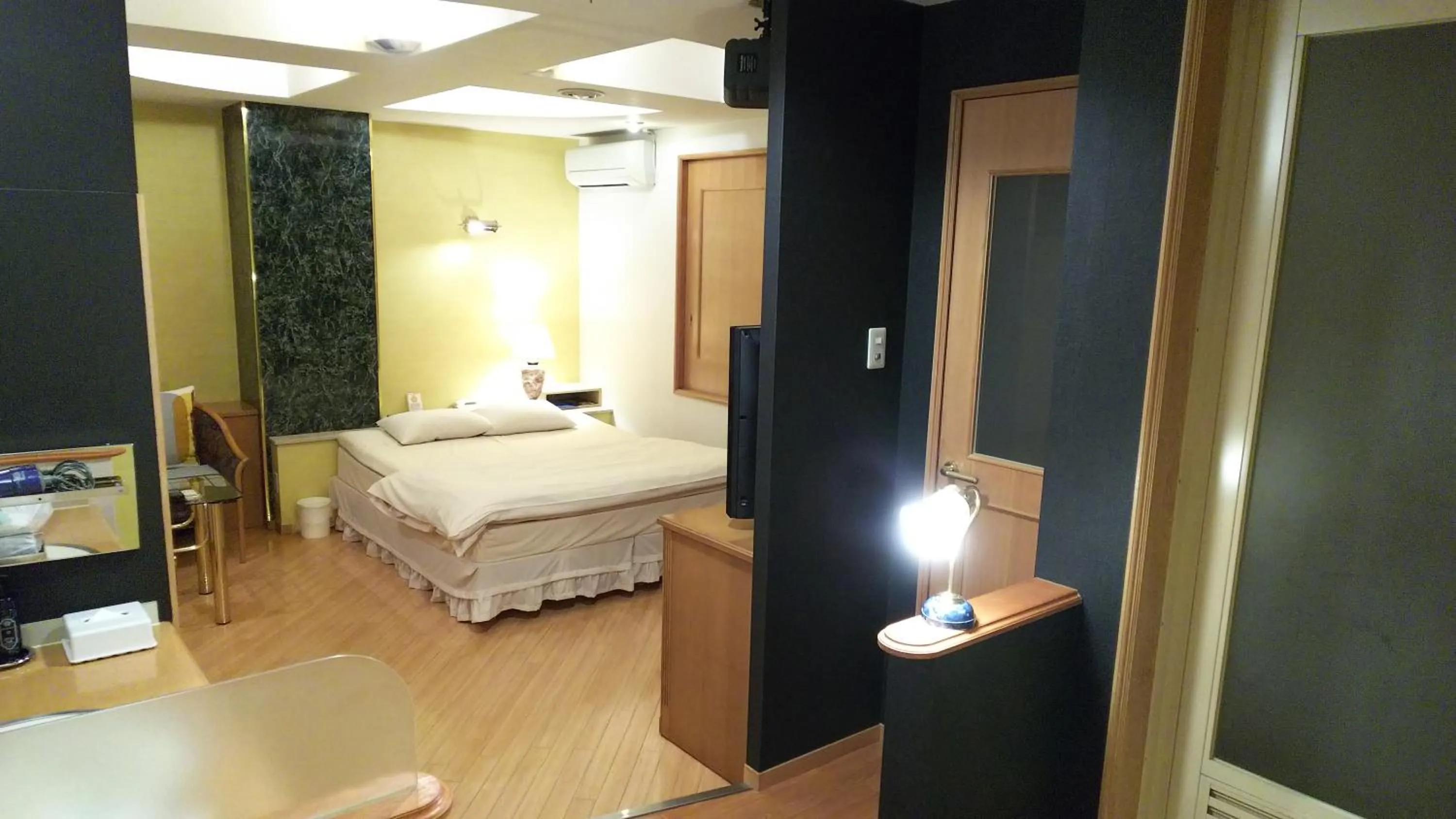 Photo of the whole room, Bed in Hotel Essor (Adult Only)