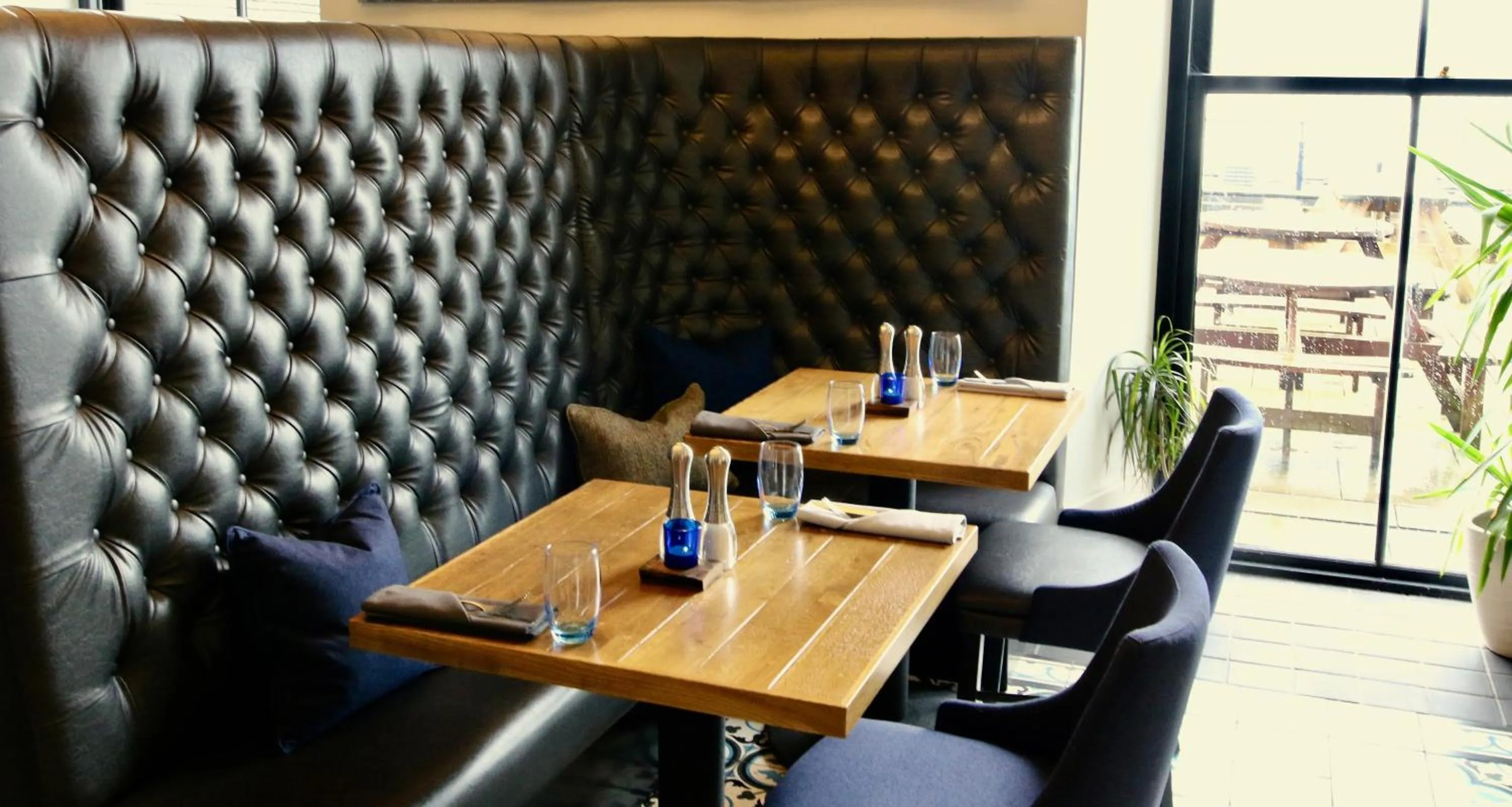 Restaurant/places to eat in The Douglas Hotel