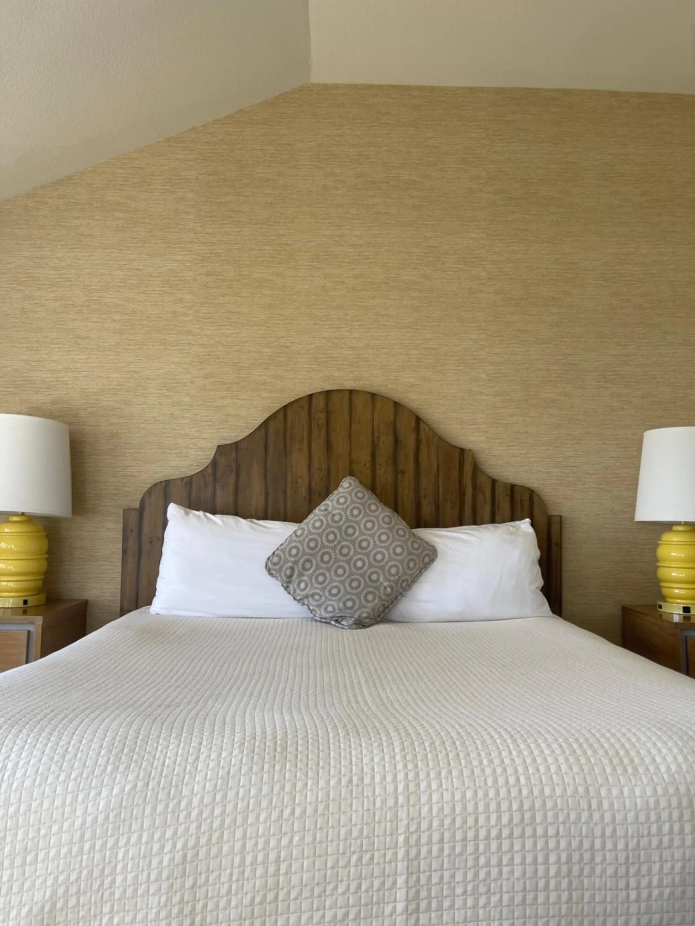 Bed in Fogcatcher Inn