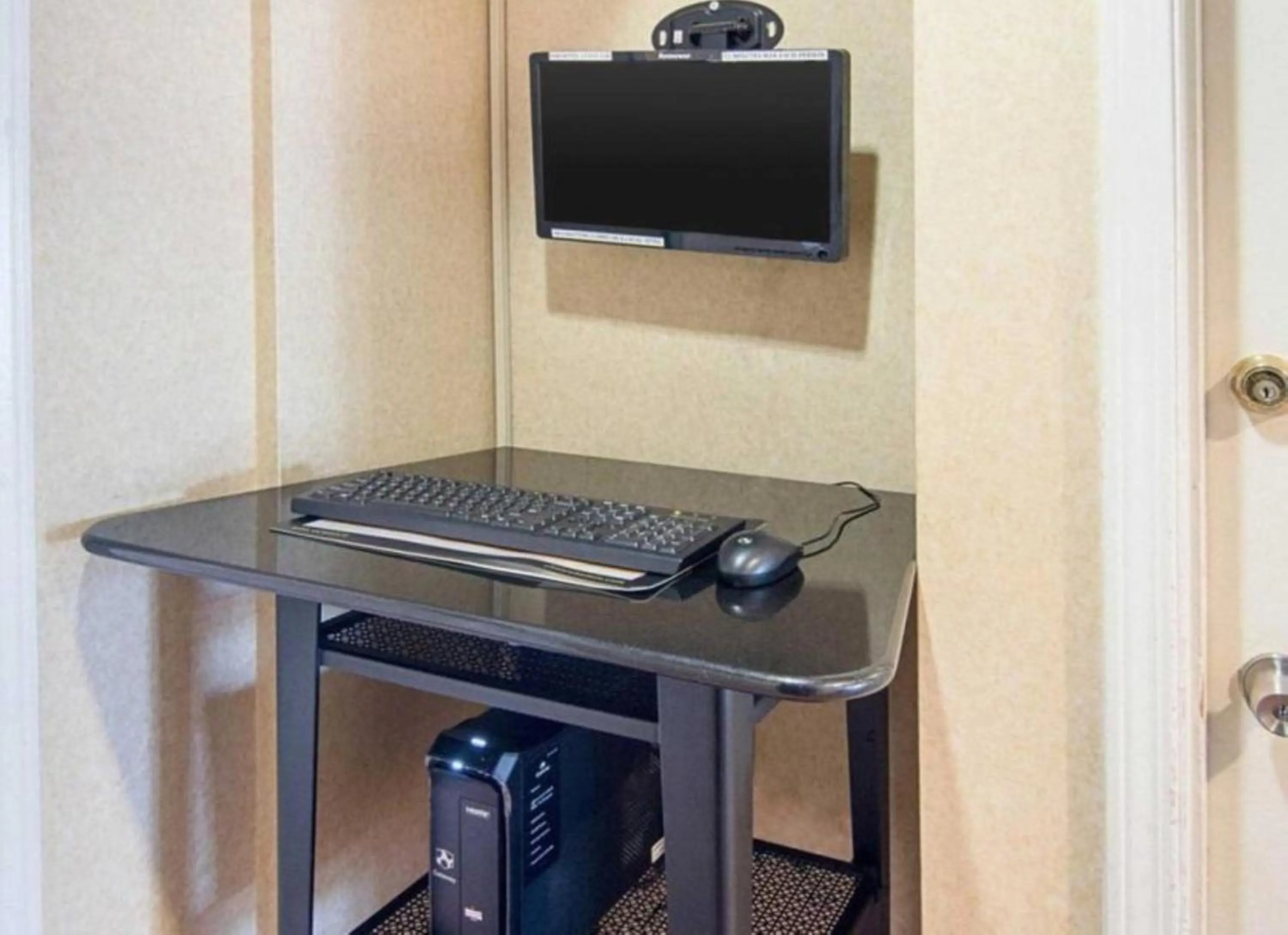 TV and multimedia in Extended Studio Suites Hotel- Bossier City