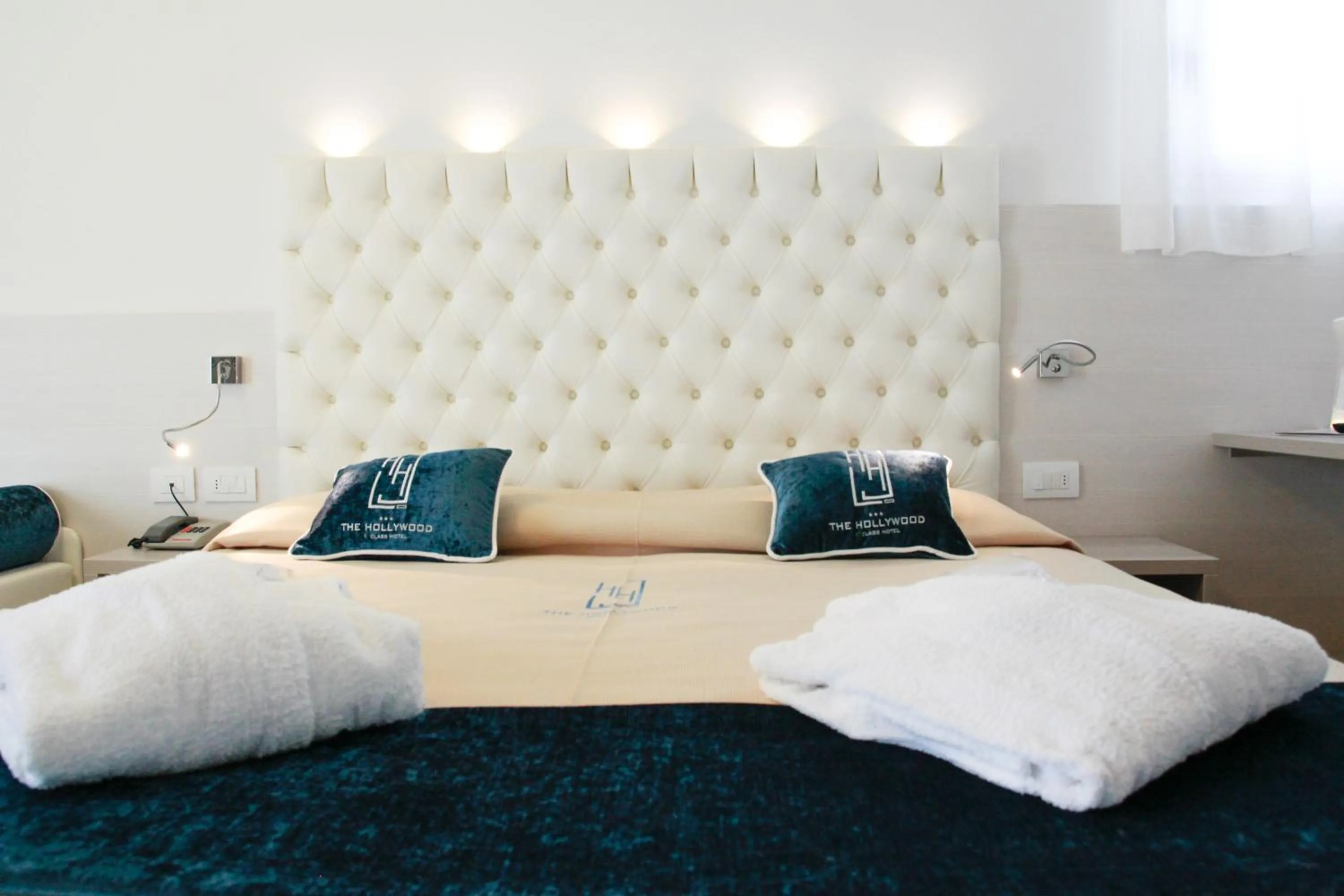 Bed in Hotel Hollywood***S