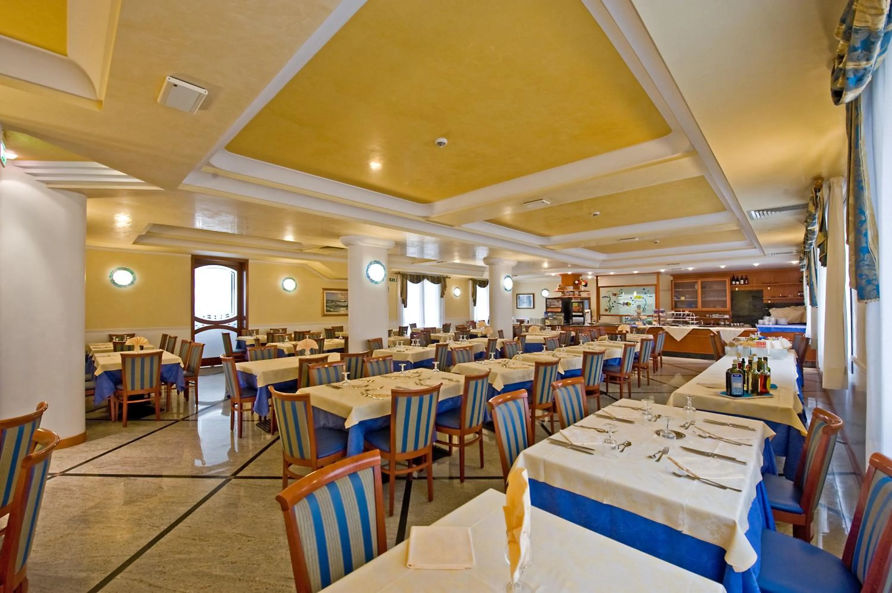 Restaurant/places to eat in Hotel Hollywood***S